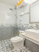 Ducha, secador de pelo, zapatillas y toallas