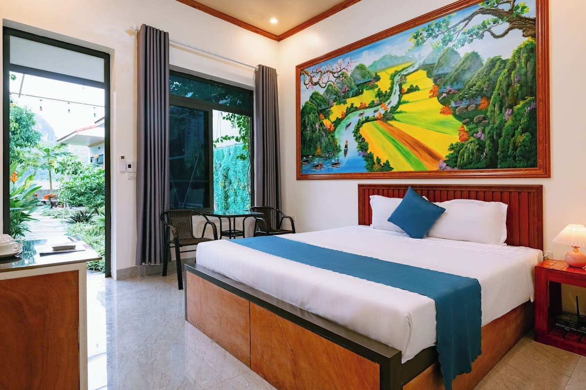 Comfort Room, Pool View