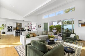 Smart-TV, Kamin, Tischtennisplatte