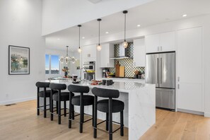 Geladeira, micro-ondas, fogão, cooktop