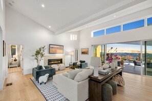 Smart TV, lareira, mesa de pingue-pongue