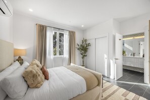 4 bedrooms, iron/ironing board, free WiFi, bed sheets