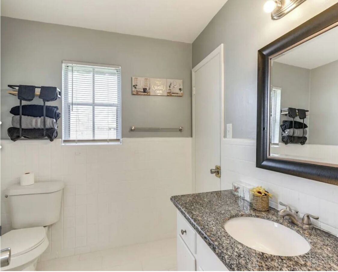 Secador de pelo, toallas, jabón, papel higiénico