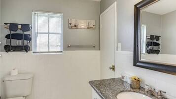 Secador de pelo, toallas, jabón, papel higiénico