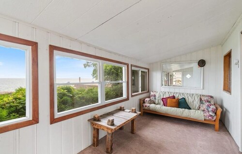 Cozy Lake house in Hilton with beach access.