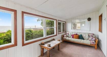 Cozy Lake house in Hilton with beach access.