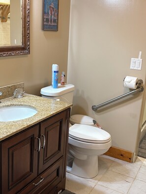 Douche, sèche-cheveux, serviettes fournies, savon