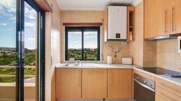 Een koelkast, een magnetron, een oven, een kookplaat