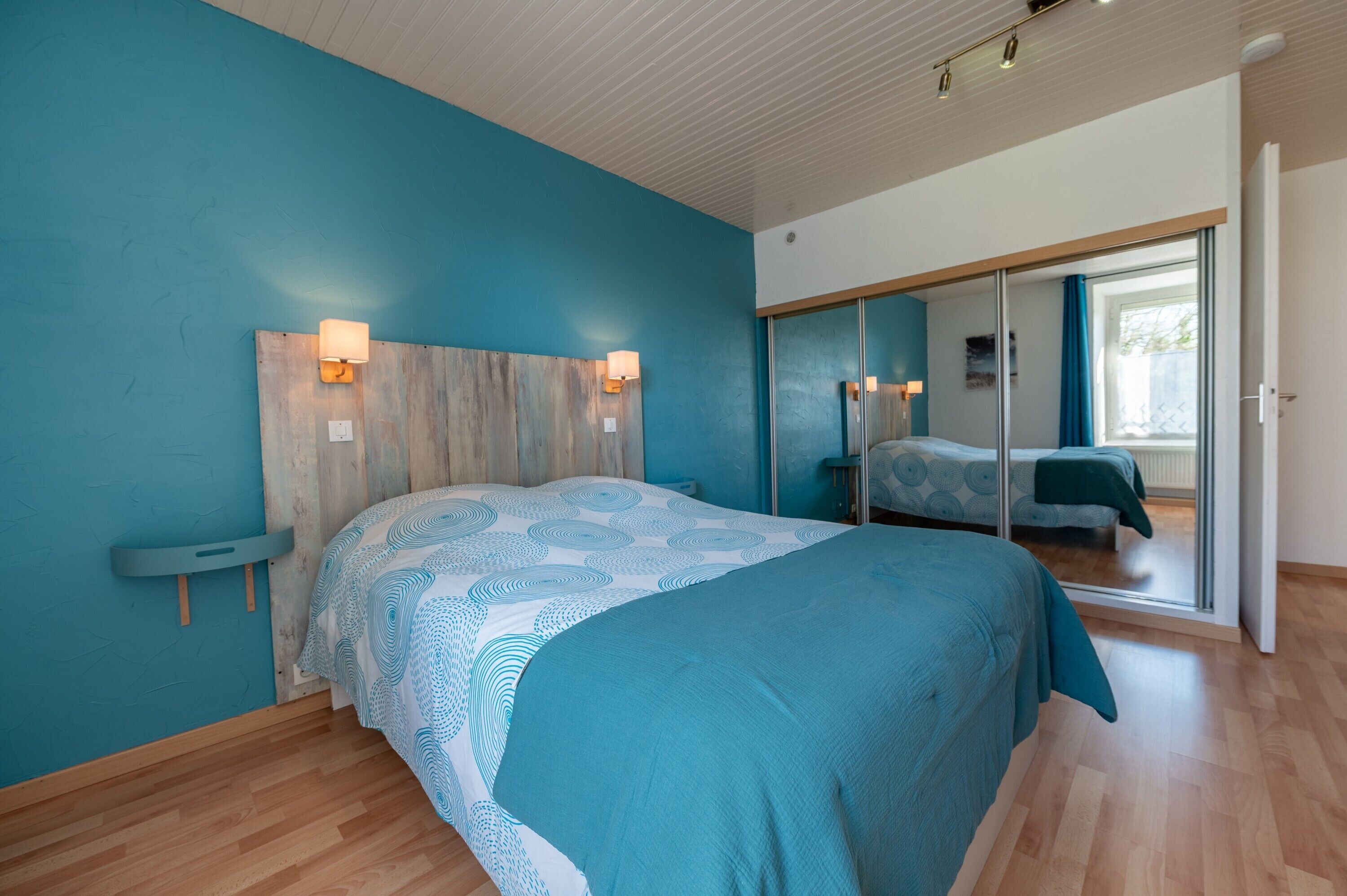 1 habitación, tabla de planchar con plancha, wifi gratis y ropa de cama 