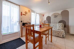 Dining - Apartment 'Valou' with Private Terrace, Shared Garden and Wi-Fi (SAINTE ANNE D'AURAY)