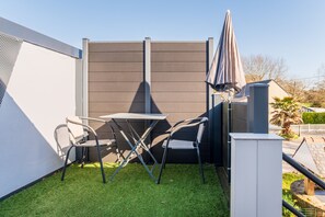 Outdoor dining - Apartment 'Valou' with Private Terrace, Shared Garden and Wi-Fi (SAINTE ANNE D'AURAY)