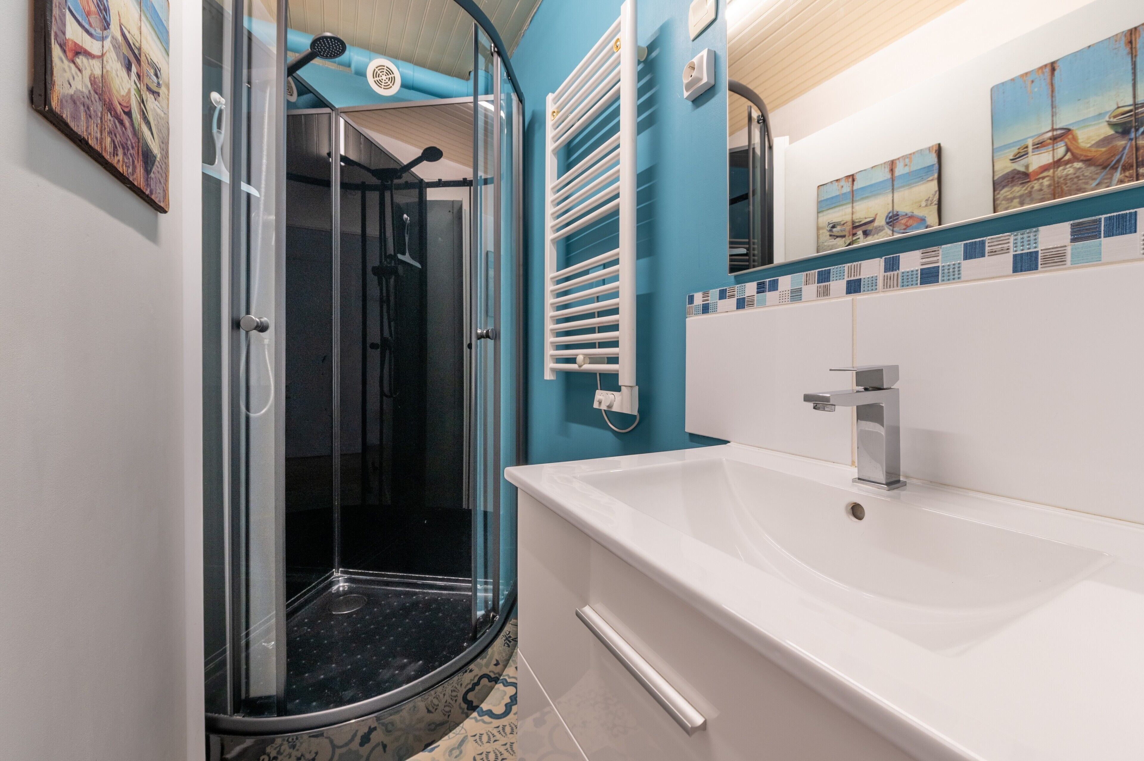 Shower, hair dryer, towels