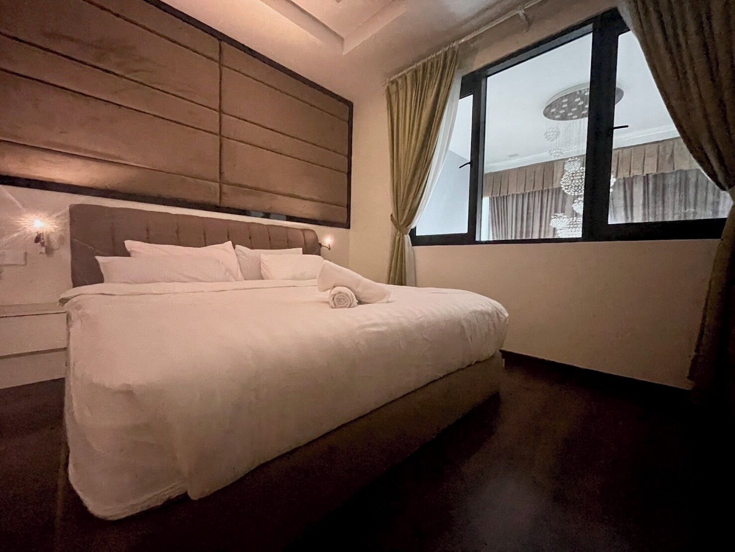 3 bedrooms, blackout curtains, iron/ironing board