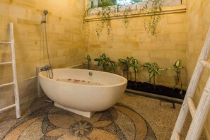 Douche, sèche-cheveux, bidet, serviettes fournies
