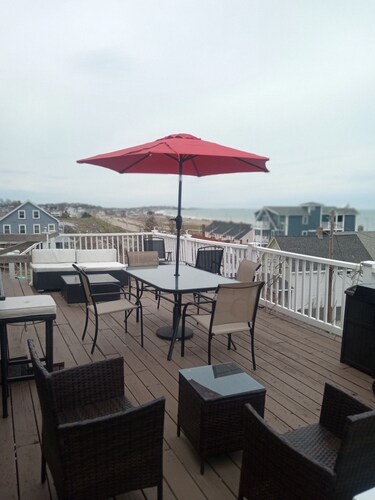 Direct ocean view 4-bed 2 bath  in fabulous Hull with AC,WiFi deck walk to beach