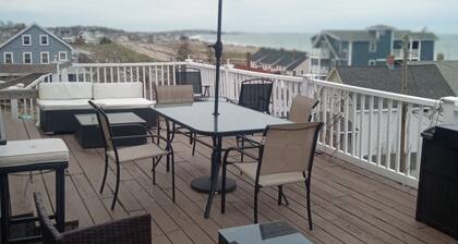 Direct ocean view 4-bed 2 bath in fabulous Hull with AC,WiFi deck walk to beach