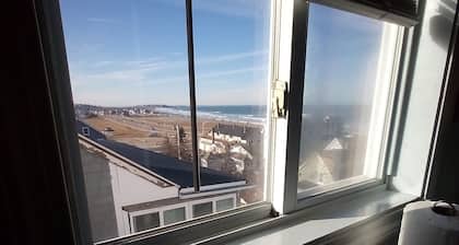 Direct ocean view 4-bed 2 bath in fabulous Hull with AC,WiFi deck walk to beach