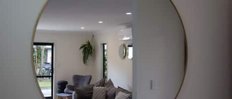 Smart TV, chimenea, videojuegos