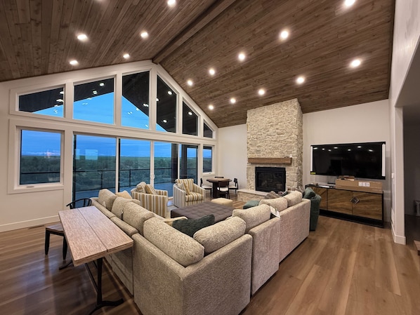 Smart TV, fireplace