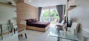 1 habitación, caja de seguridad en la habitación y escritorio 