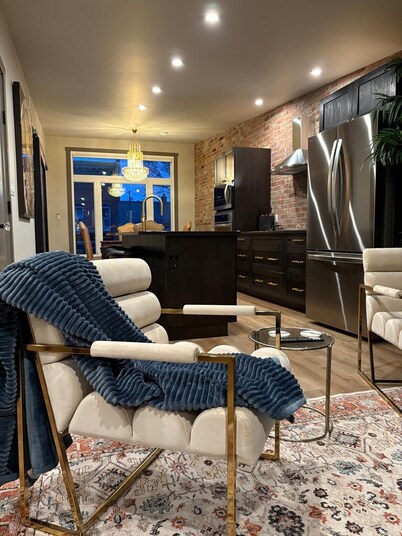 Historic Downtown Luxury Suite