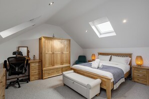3 bedrooms, iron/ironing board, WiFi, bed sheets - Evergreen Eco House - Large home with Parking, WIFI in a central location. (Ripon)