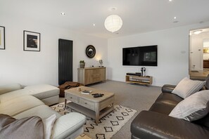 TV - Evergreen Eco House - Large home with Parking, WIFI in a central location. (Ripon)