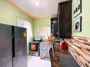 Fridge, microwave, oven, stovetop - Perfect two bedroom apartments for family and friends Port Antonio with AC, WiFi (Port Antonio)