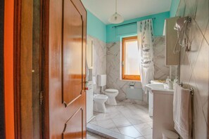 Sèche-cheveux, serviettes fournies