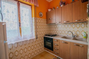 ثلاجة، ميكروويف، فرن، موقد طهي مسطح