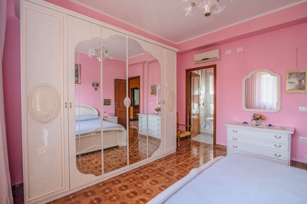 3 bedrooms, desk, free WiFi