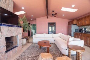 Televisión y chimenea 