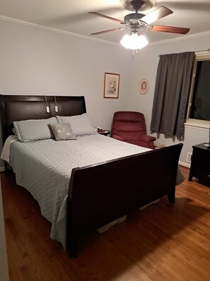 3 quartos, escrivaninha, ferros/tábuas de passar roupa