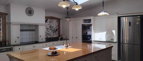 Kjøleskap, mikrobølgeovn, ovn og oppvaskmaskin