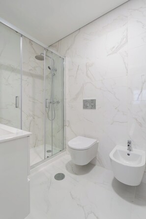 Dusche, Haartrockner, Handtücher, Shampoo