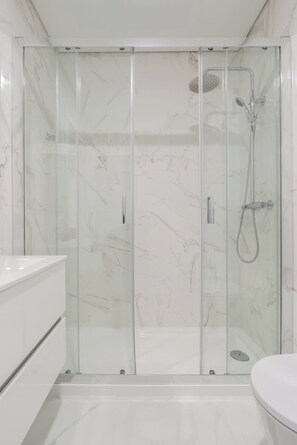 Dusche, Haartrockner, Handtücher, Shampoo