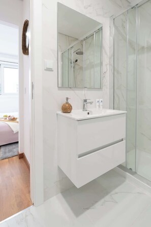 Dusche, Haartrockner, Handtücher, Shampoo