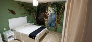 Una camera da letto con un letto, comodini e un affresco sulla parete.