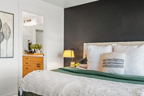 3 bedrooms, desk, iron/ironing board, WiFi - Modern  - Blackstone - Turf Backyard - Stocked Kitchen (Boise)