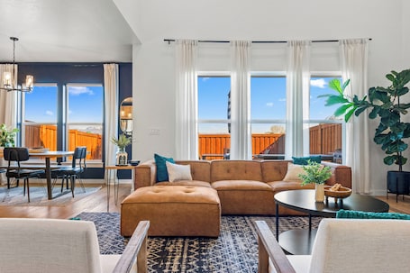 Smart TV. POOL - Modern Pet-Free Family Home - Fast Wi-Fi - Central Location