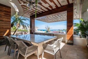 تناول الطعام بالخارج