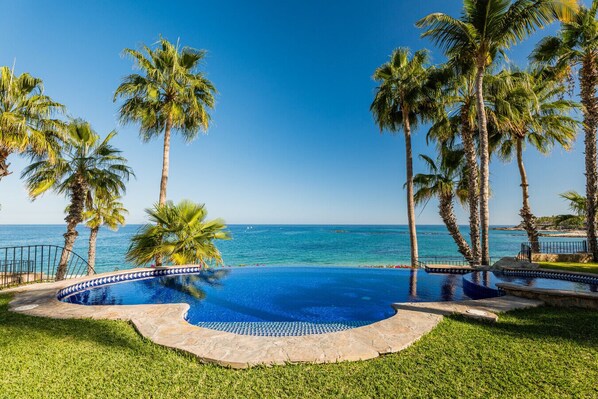 Lämmitetty uima-allas