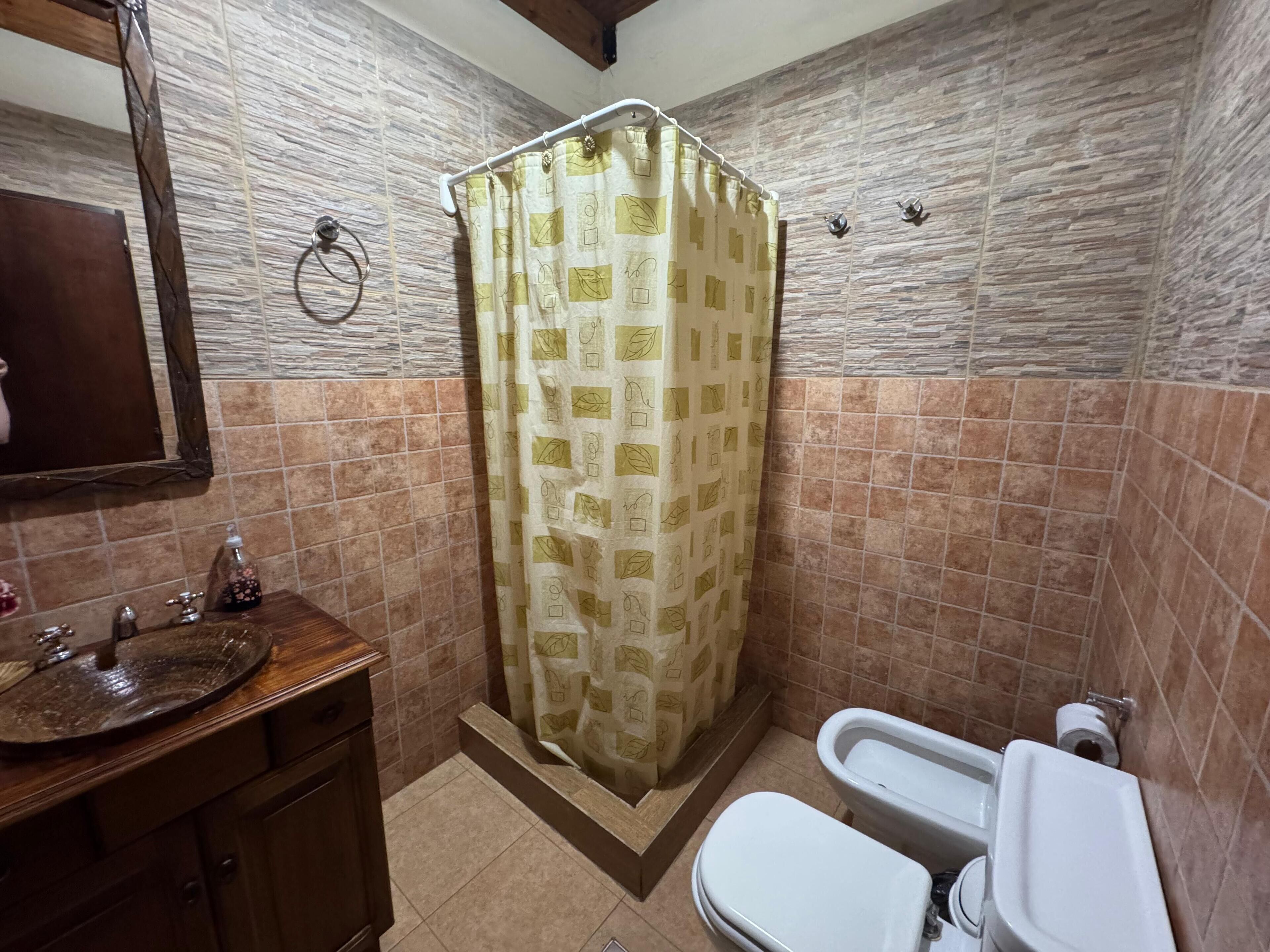 Regadera, bidet, toallas, jabón 