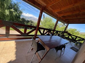 Outdoor dining - The chalet in the valley (El Mollar)