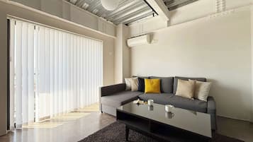 Una televisión, una oficina