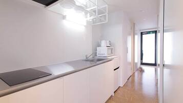 Frigorífico, microondas, placa de cocina y utensilios de cocina