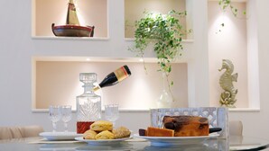 Una mesa de comedor con una botella de champán, copas y pasteles.