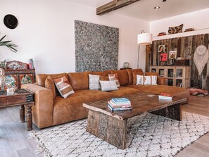 Smart-TV, Kamin, Bücher, Musikbibliothek