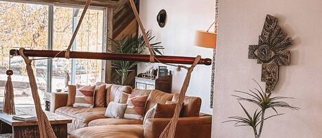 Téléviseur connecté, foyer, livres, sélection de musique