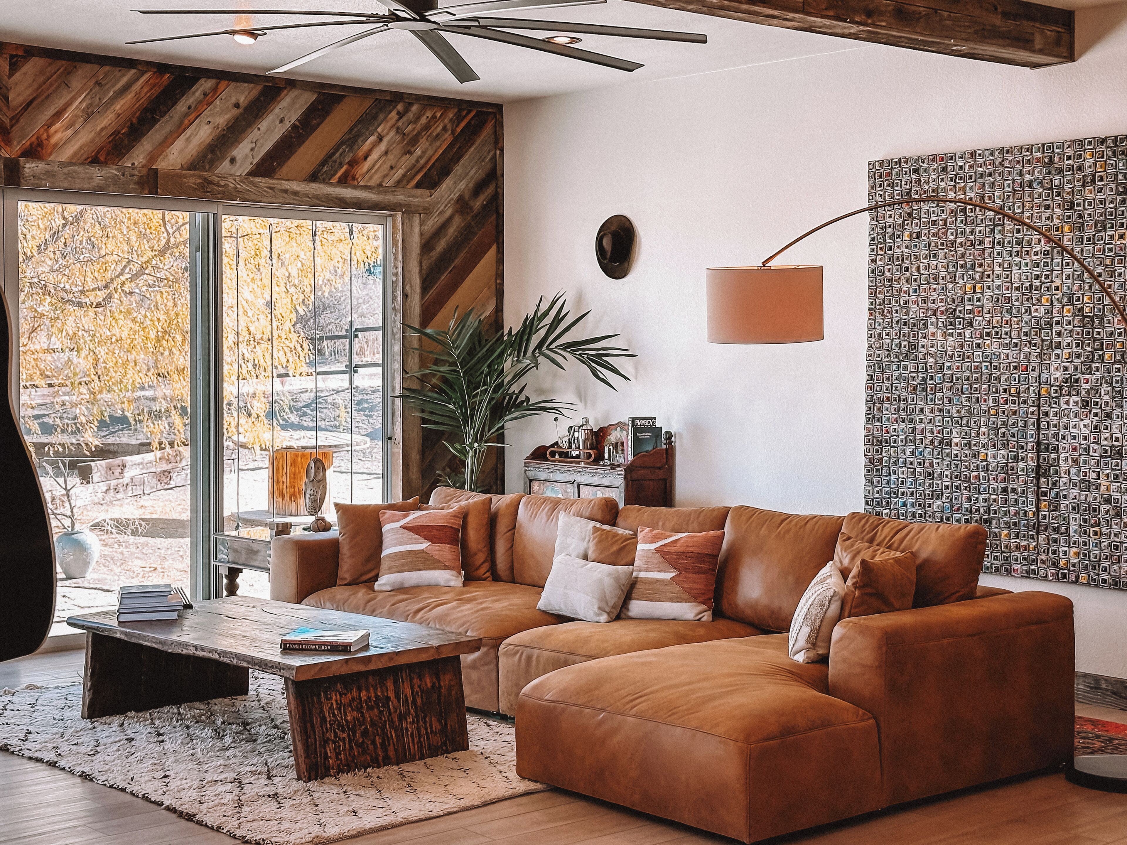 Smart TV, caminetto, libri, biblioteca musicale